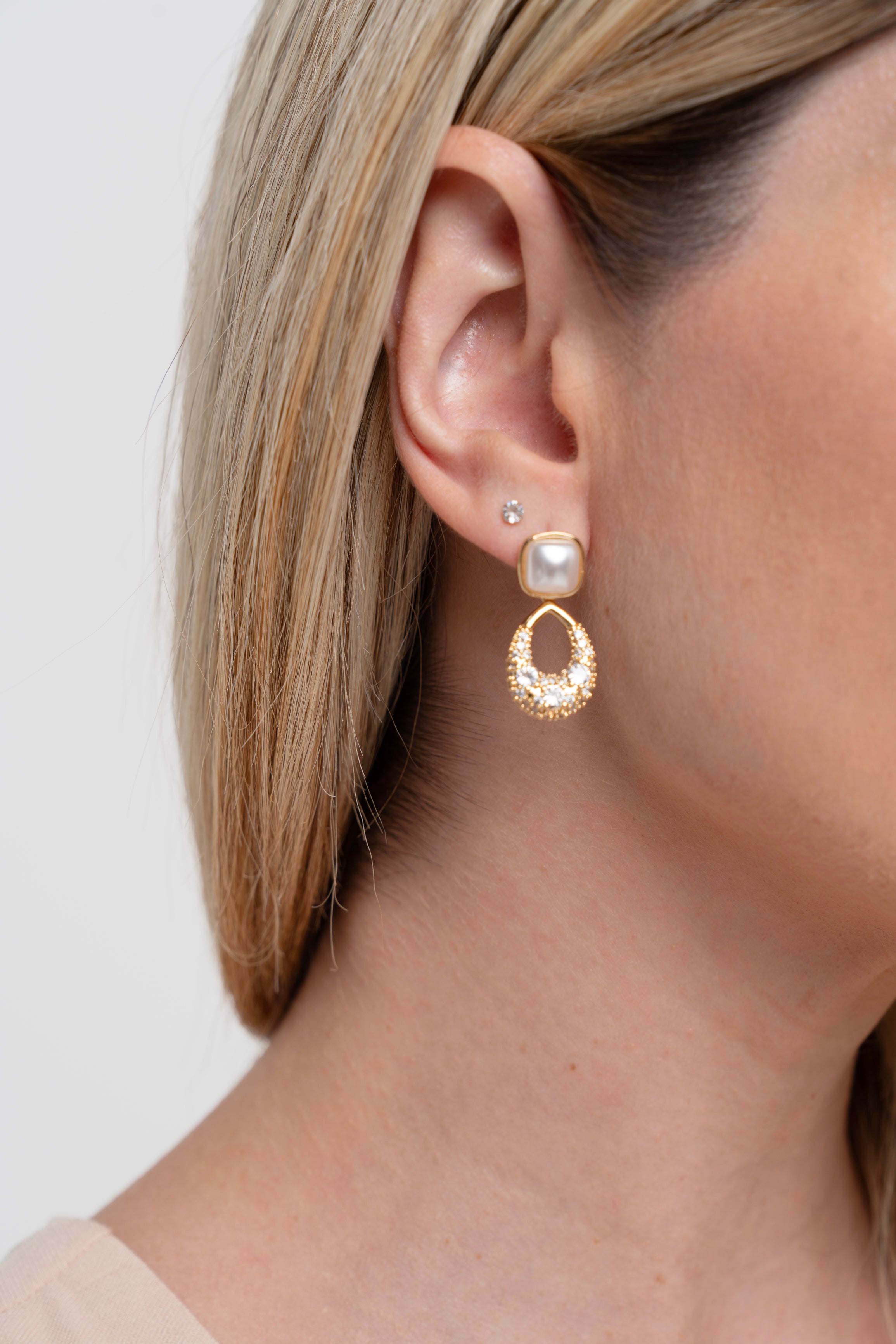 Brinco Semijoia Pérola Quadrada com Gota de Zircônias Banhado a Ouro 18k