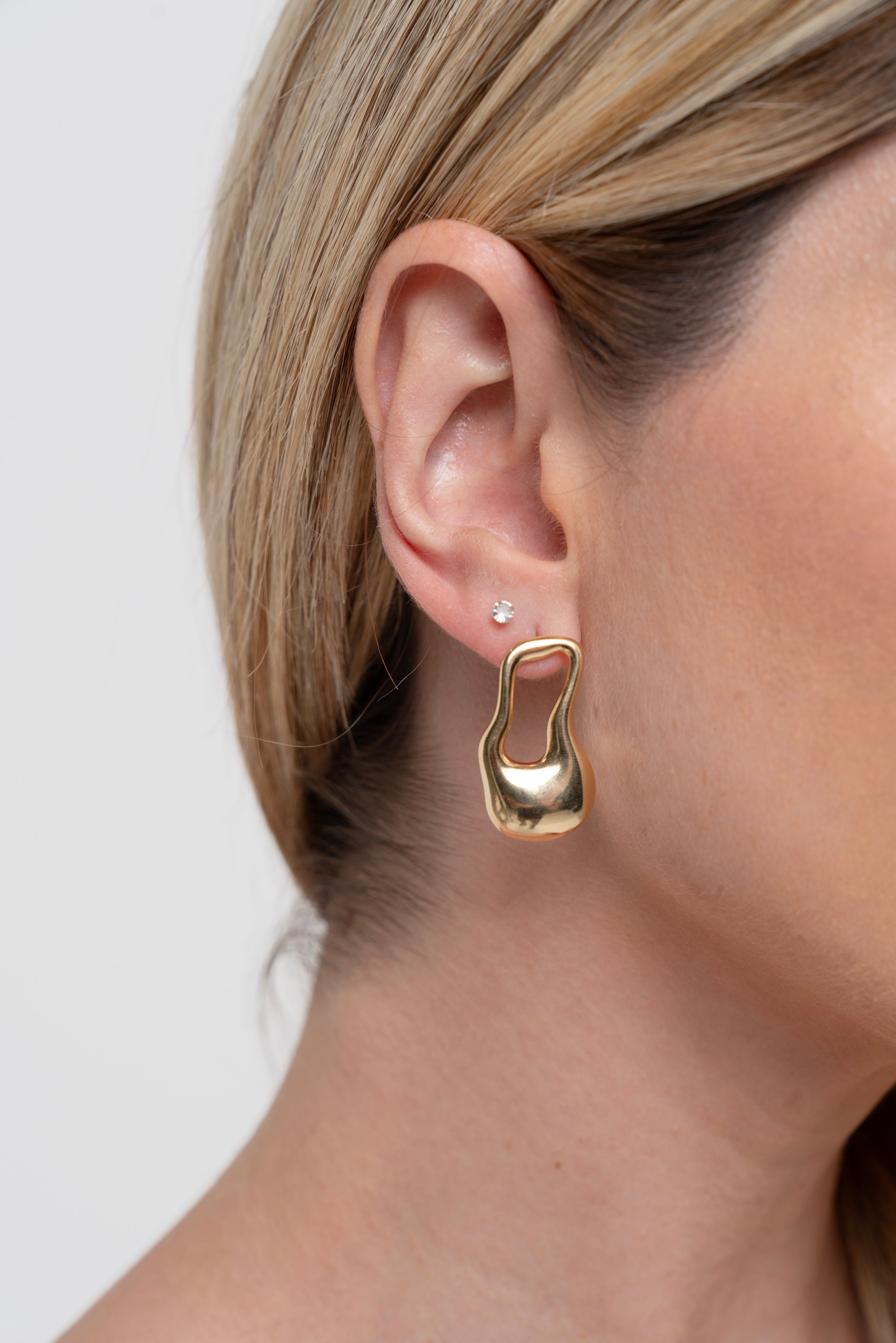 Brinco Semijoia Orgânico Curvas com Vazado Banhado a Ouro 18k