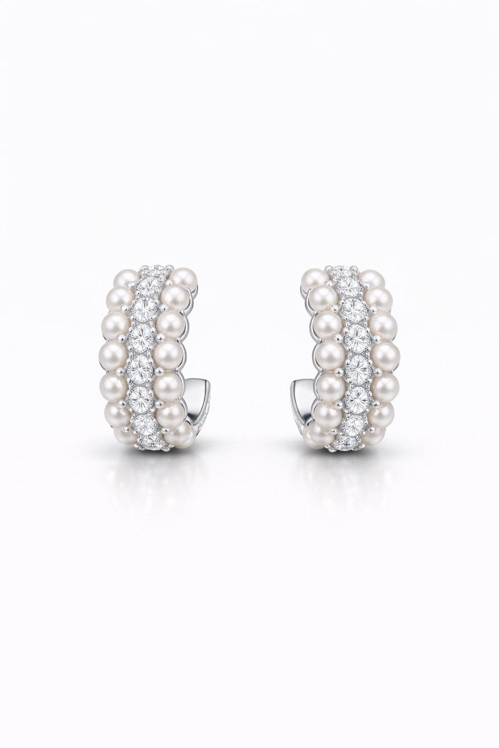 Brinco Meia Argola Pérolas com Micro Zircônias Cristal Banhado a Prata 925