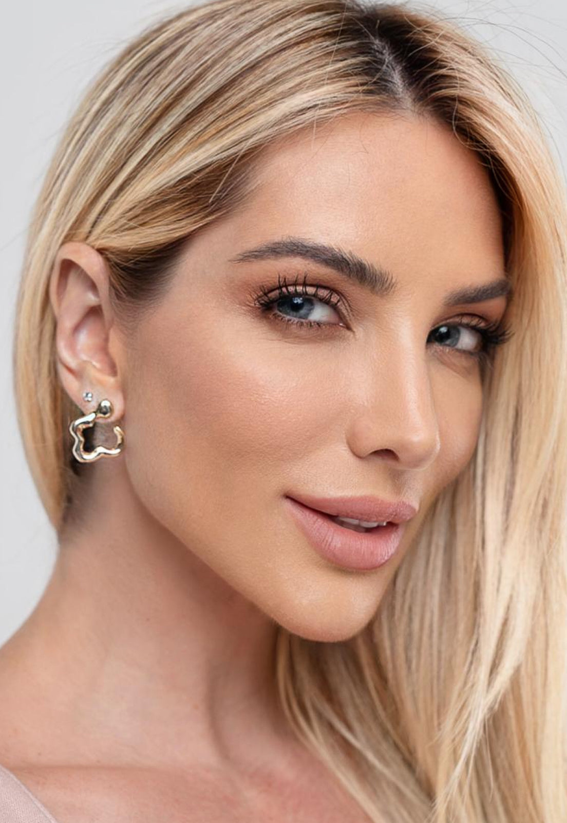 Brinco Semijoia Orgânico Assimétrico Aberto Banhado a Ouro 18k