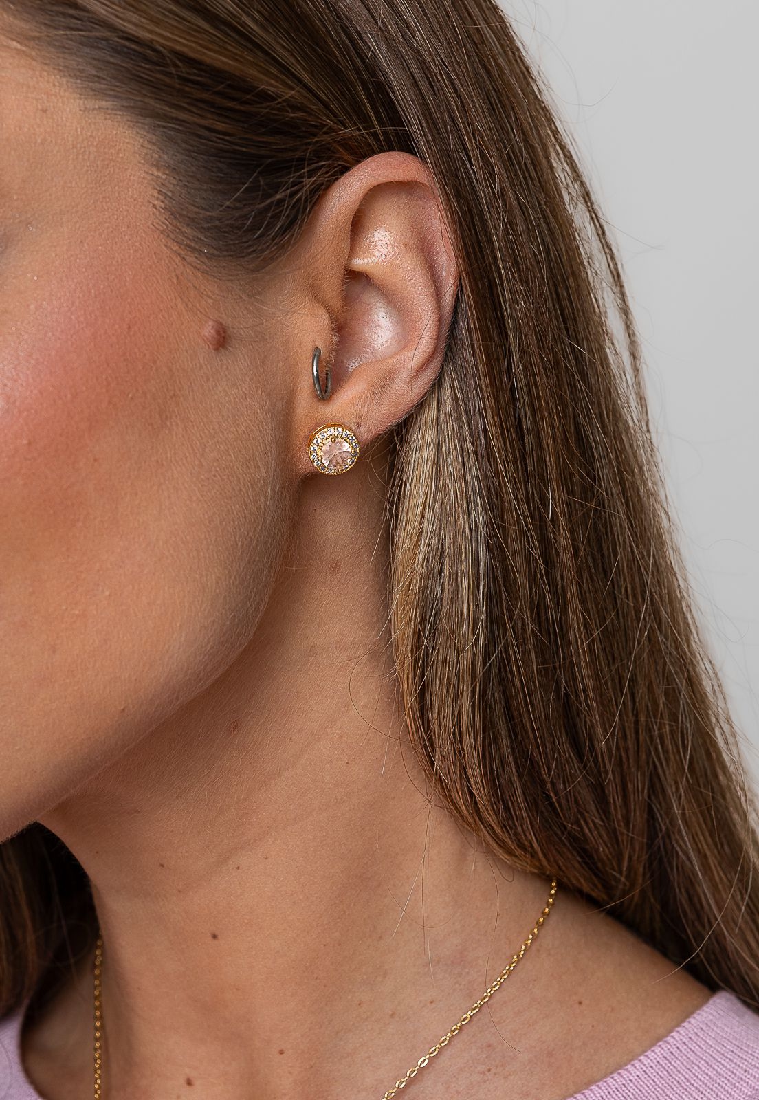Brinco Semijoia Morganita Médio com Micro Zircônias  Banhados a ouro 18k