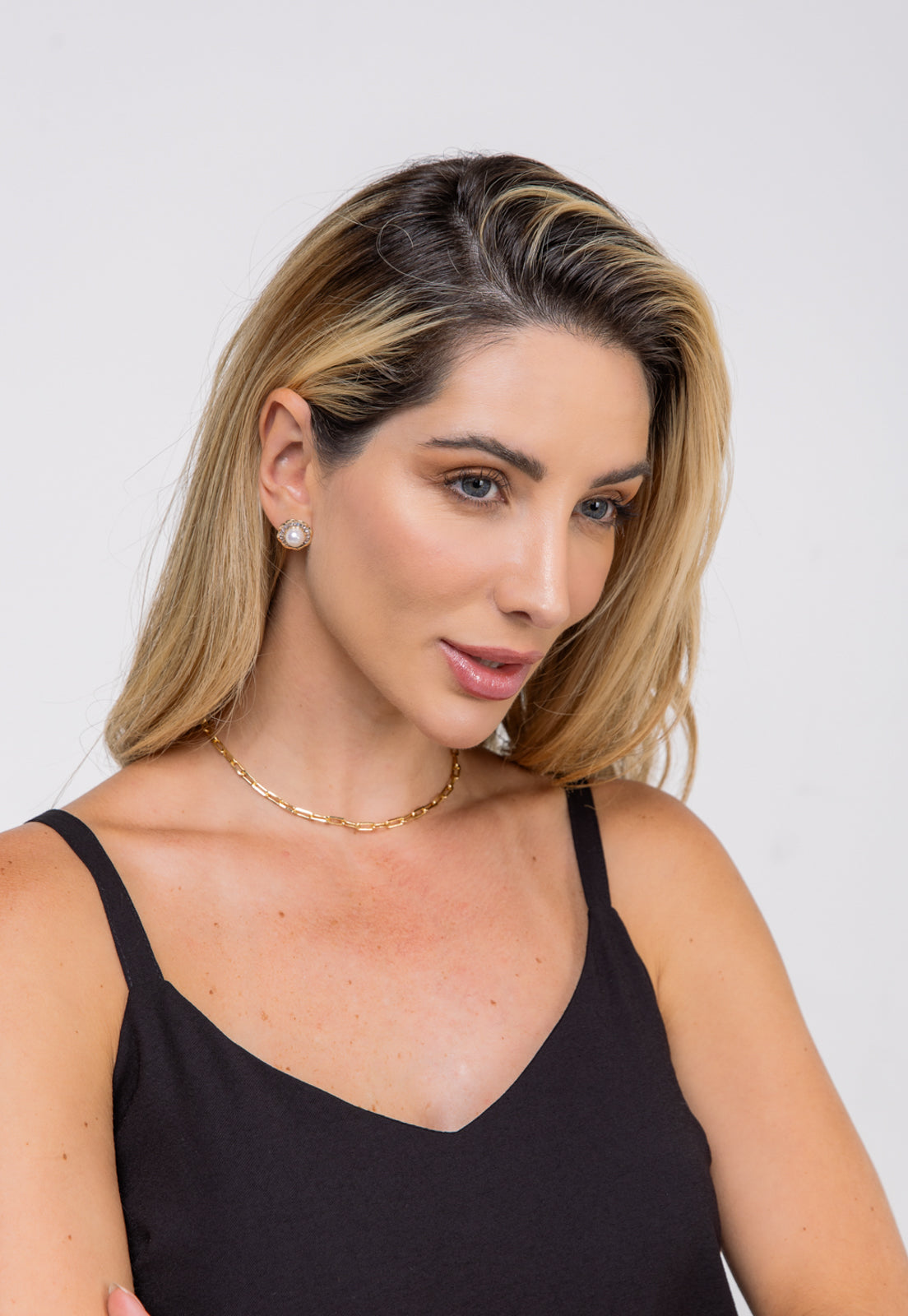 Brinco Semijoia Pérola Envolta De Micro Zircônias Em Banho Ouro 18k