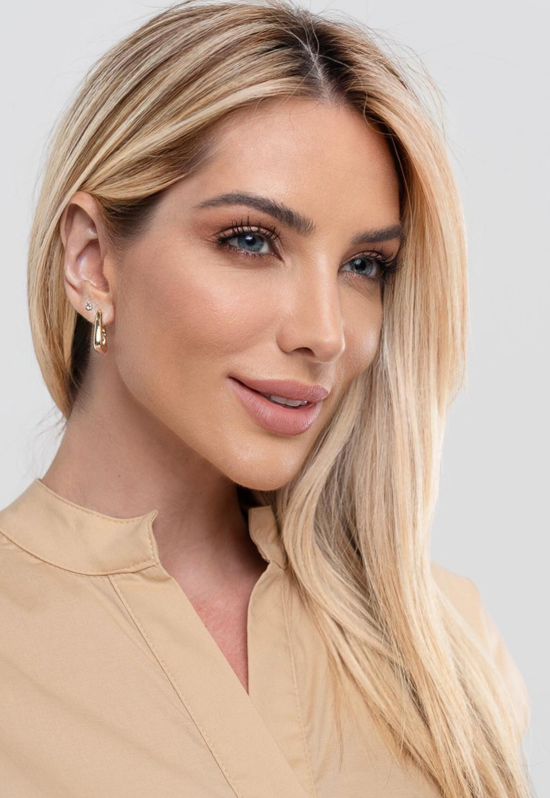 Brinco Semijoia de Argola Triangular Fecho Click Banhado a Ouro 18k