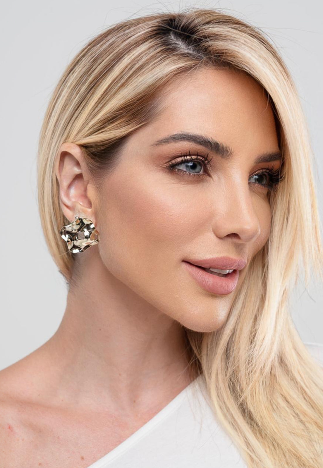 Brinco Semijoia Orgânico Vazado Banhado a Ouro 18k