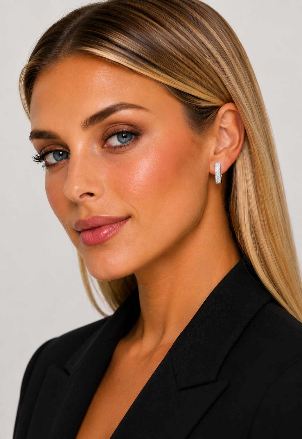 Argola Oval Cravejada com Micro Zircônias Banhada a Prata 925